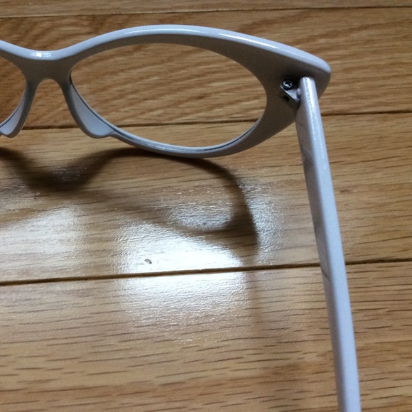 WHITE VINTAGE LOOK CAT EYE GLASSES *NEW*??